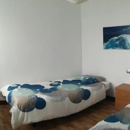 Surfhouse Famara 2* טגיסי