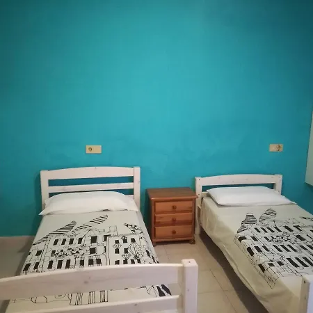 Surfhouse Famara Gæstehus 2*